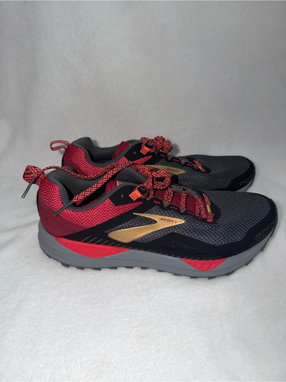 Brooks Cascadia 14 Womens
10.5 Grey Red Athletic Shoes
Hiking Camping Trails